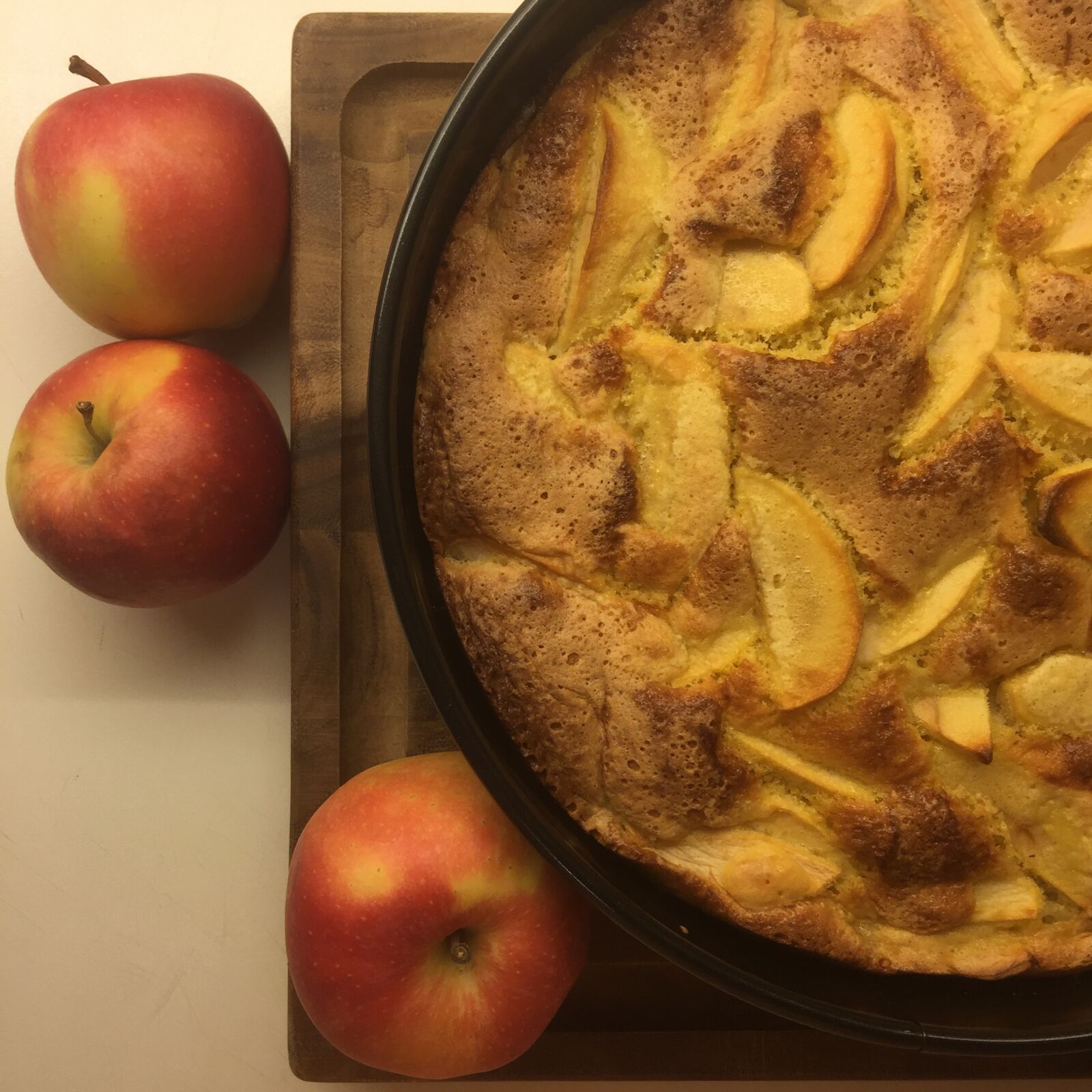 iPhone 6 Plus back camera 4.15mm f/2.2 sample photo. Apples, pie, homemade photography