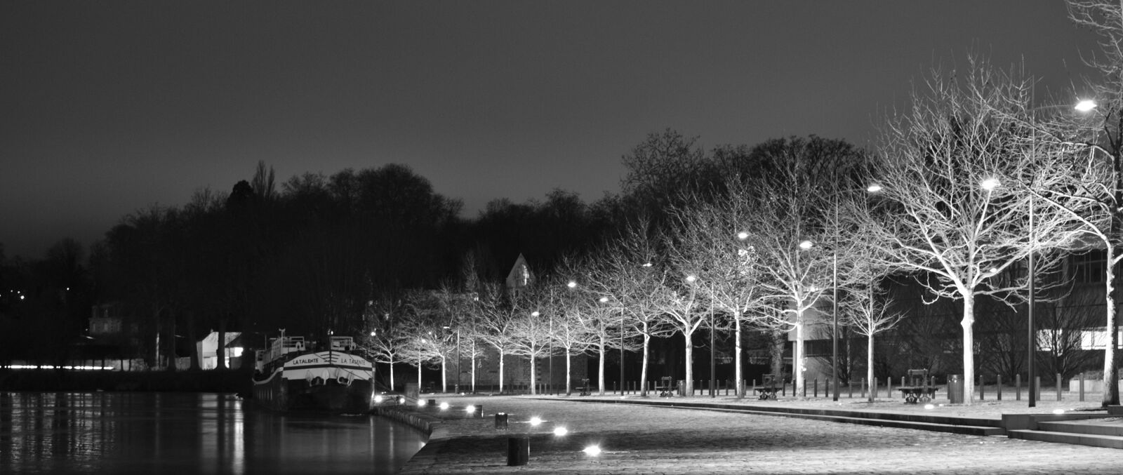 Nikon D3100 sample photo. Night, urban, light reflections photography