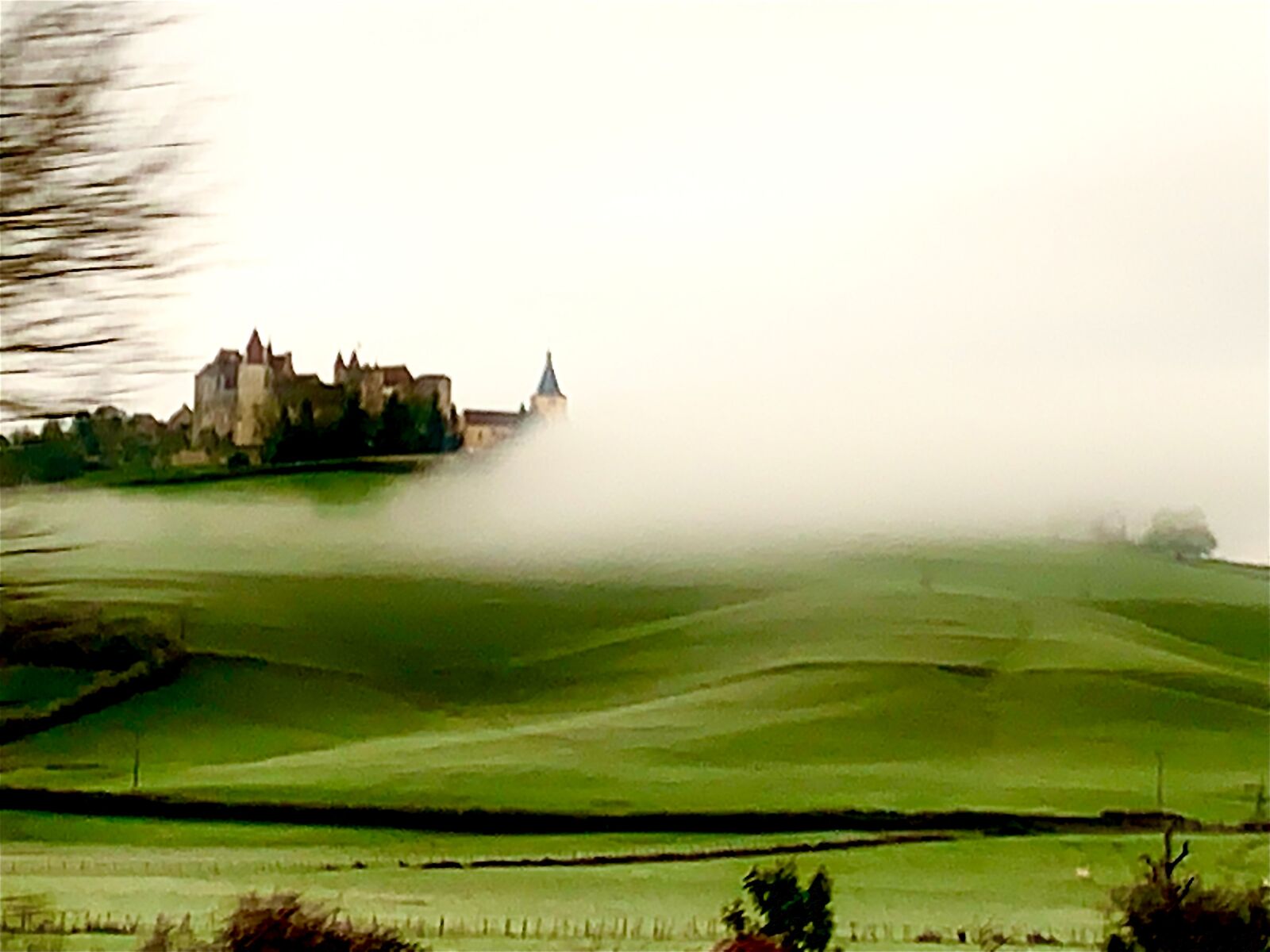 Apple iPhone XR sample photo. Castillo, castle, meadow photography