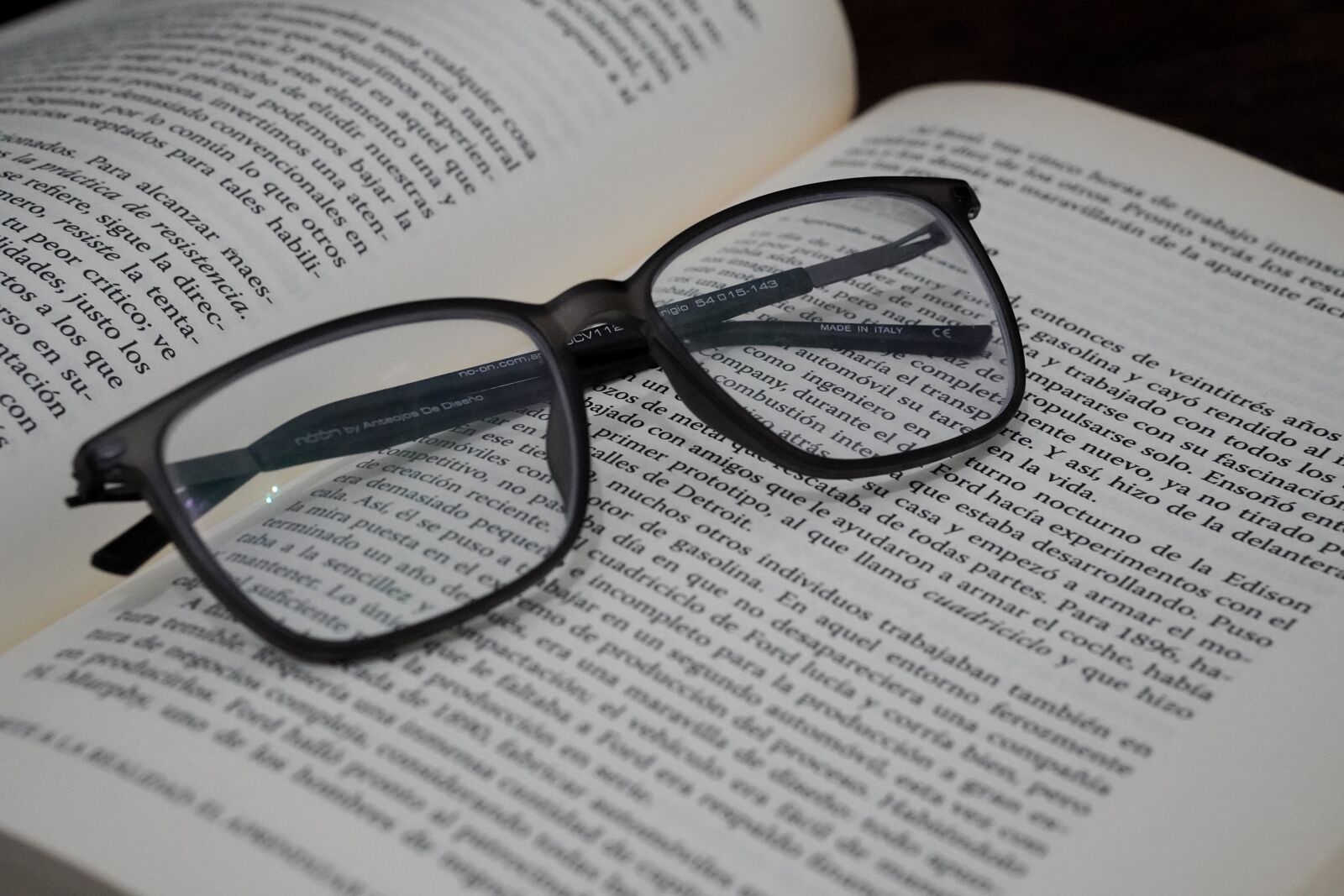 Sigma 56mm F1.4 DC DN | C sample photo. Glasses, reading, read photography