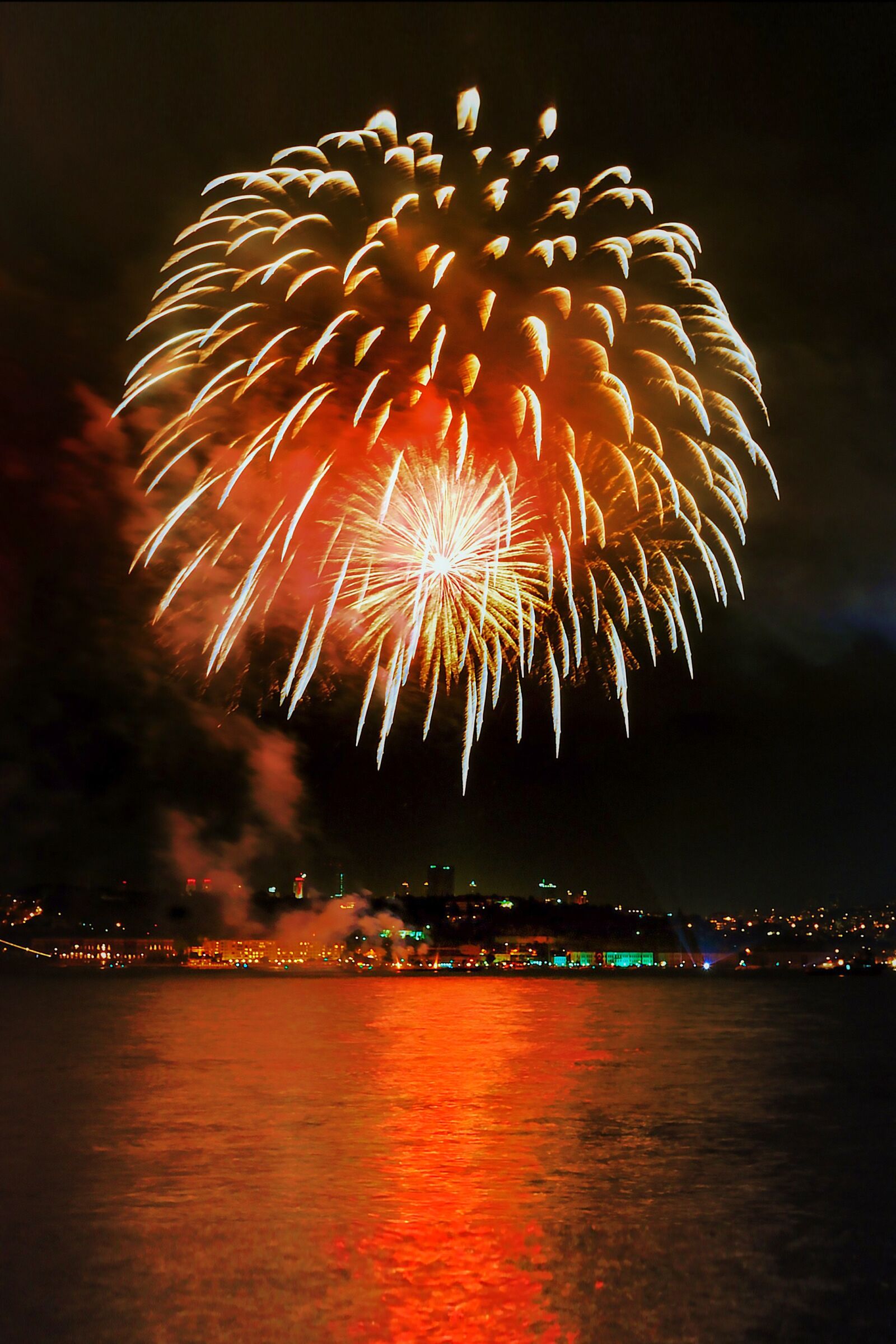 Nikon D700 sample photo. Fireworks, night, long exposure photography