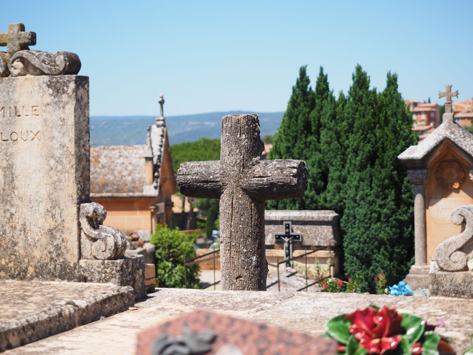 Olympus OM-D E-M1 + Olympus M.Zuiko Digital ED 12-40mm F2.8 Pro sample photo. Cross, stone cross, cemetery photography