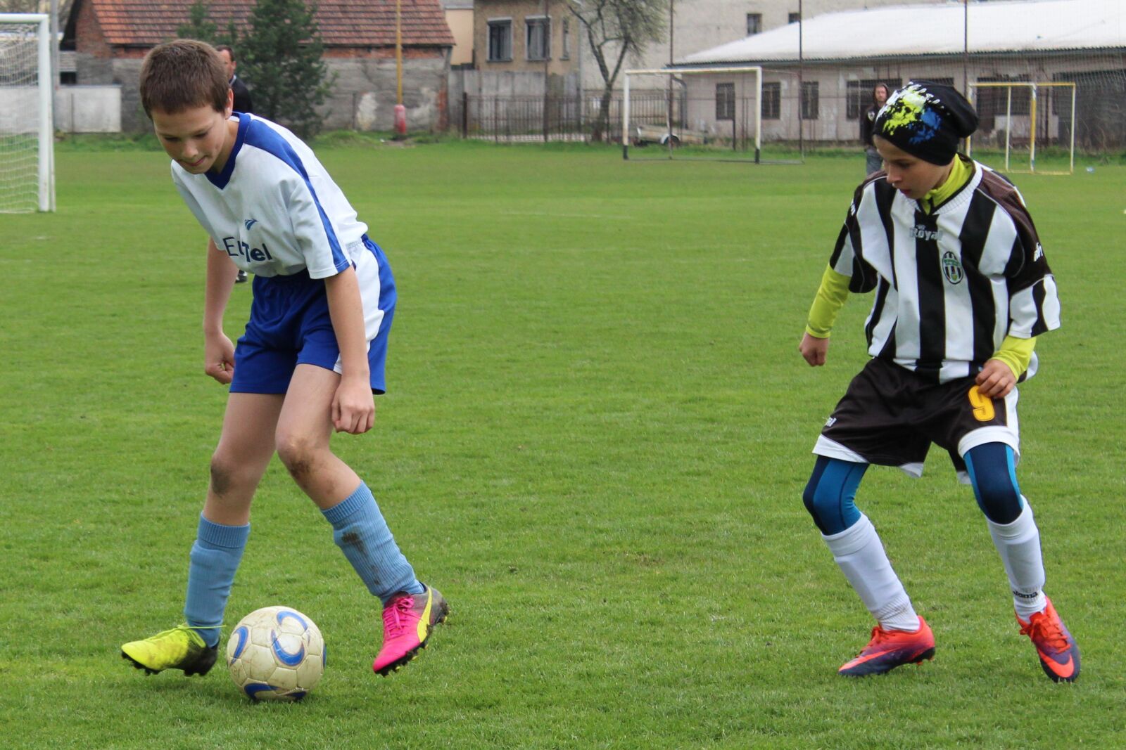 Canon EOS 1300D (EOS Rebel T6 / EOS Kiss X80) sample photo. Football, clash of the photography