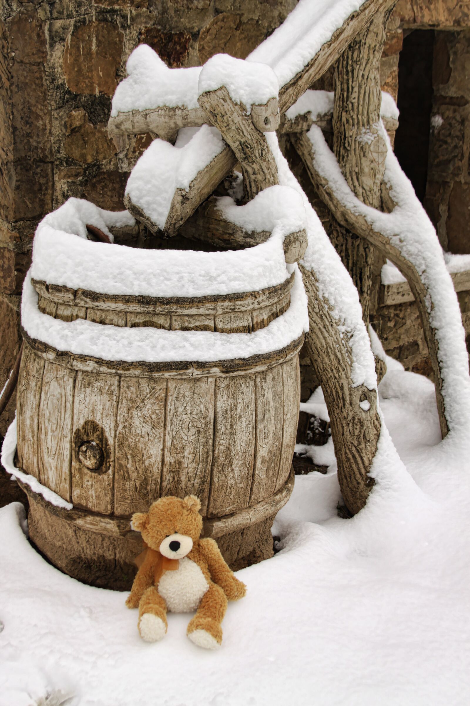 Canon EOS 50D sample photo. Teddy bear, wooden barrel photography