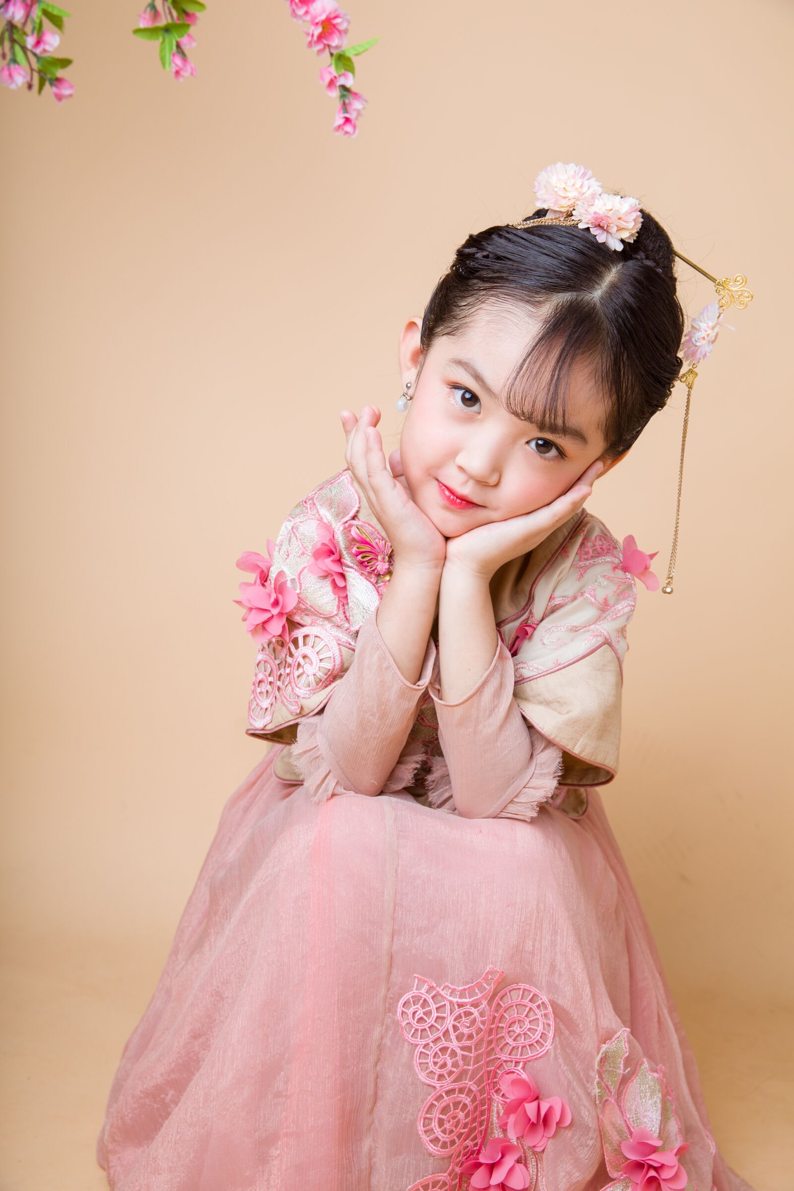 Canon EF 24-70mm F2.8L II USM sample photo. The little girl, cute photography