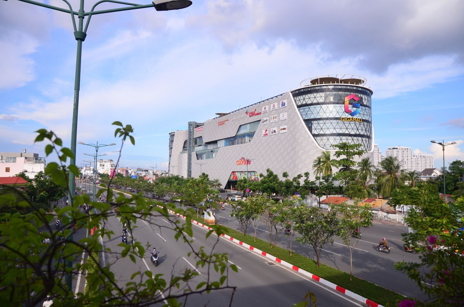 Nikon D5100 sample photo. Giga mall, street, landscape photography