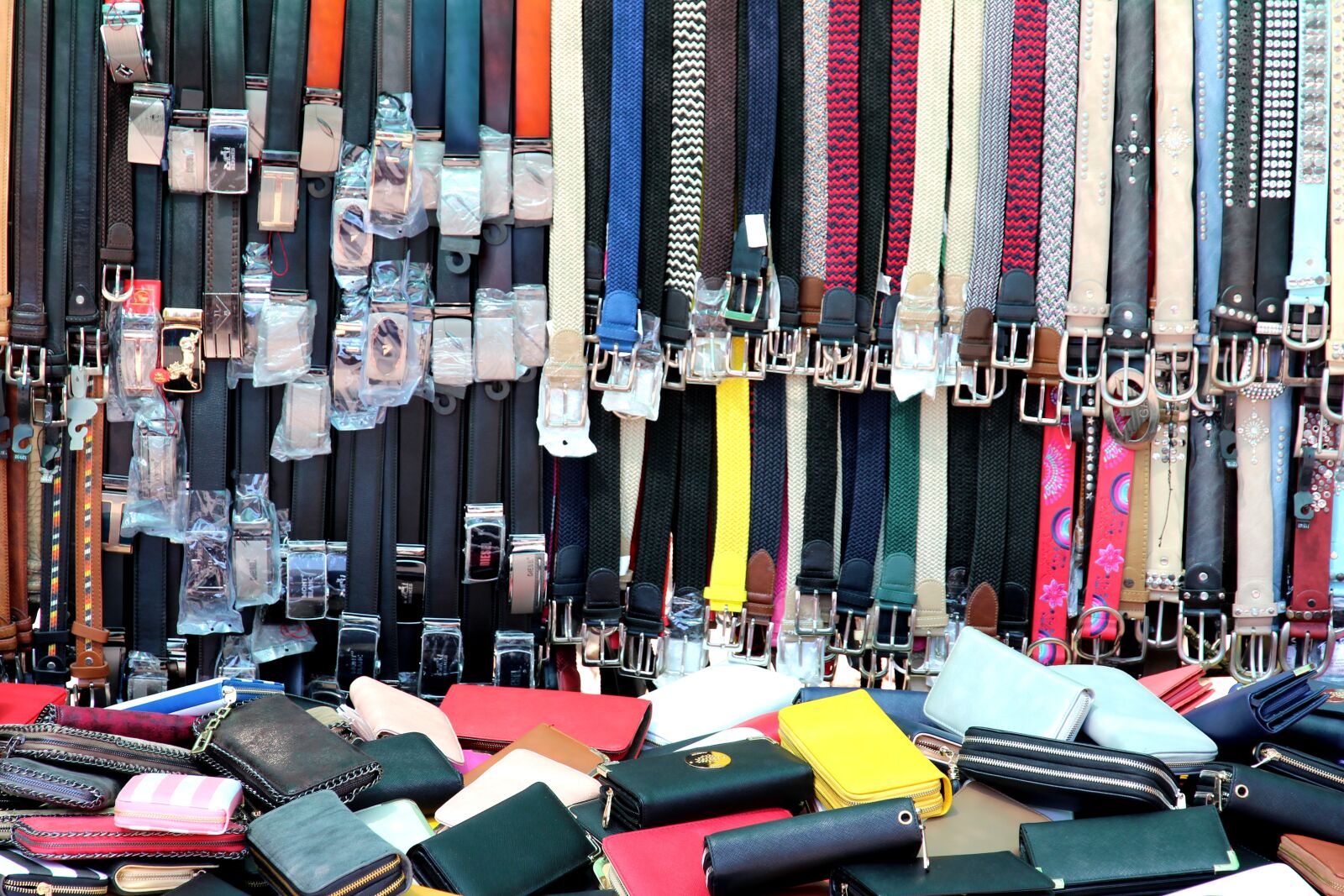 Canon EOS 600D (Rebel EOS T3i / EOS Kiss X5) sample photo. Belts, stand, market photography