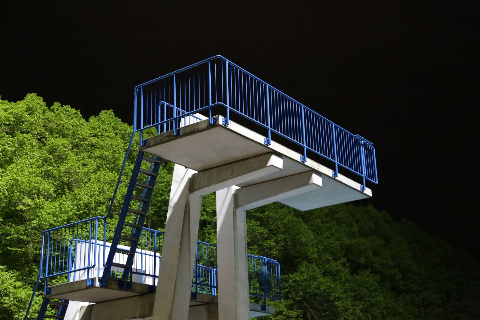 Canon EOS 6D + Canon EF 24-105mm F4L IS USM sample photo. Outdoor pool, sprungturm, night photography
