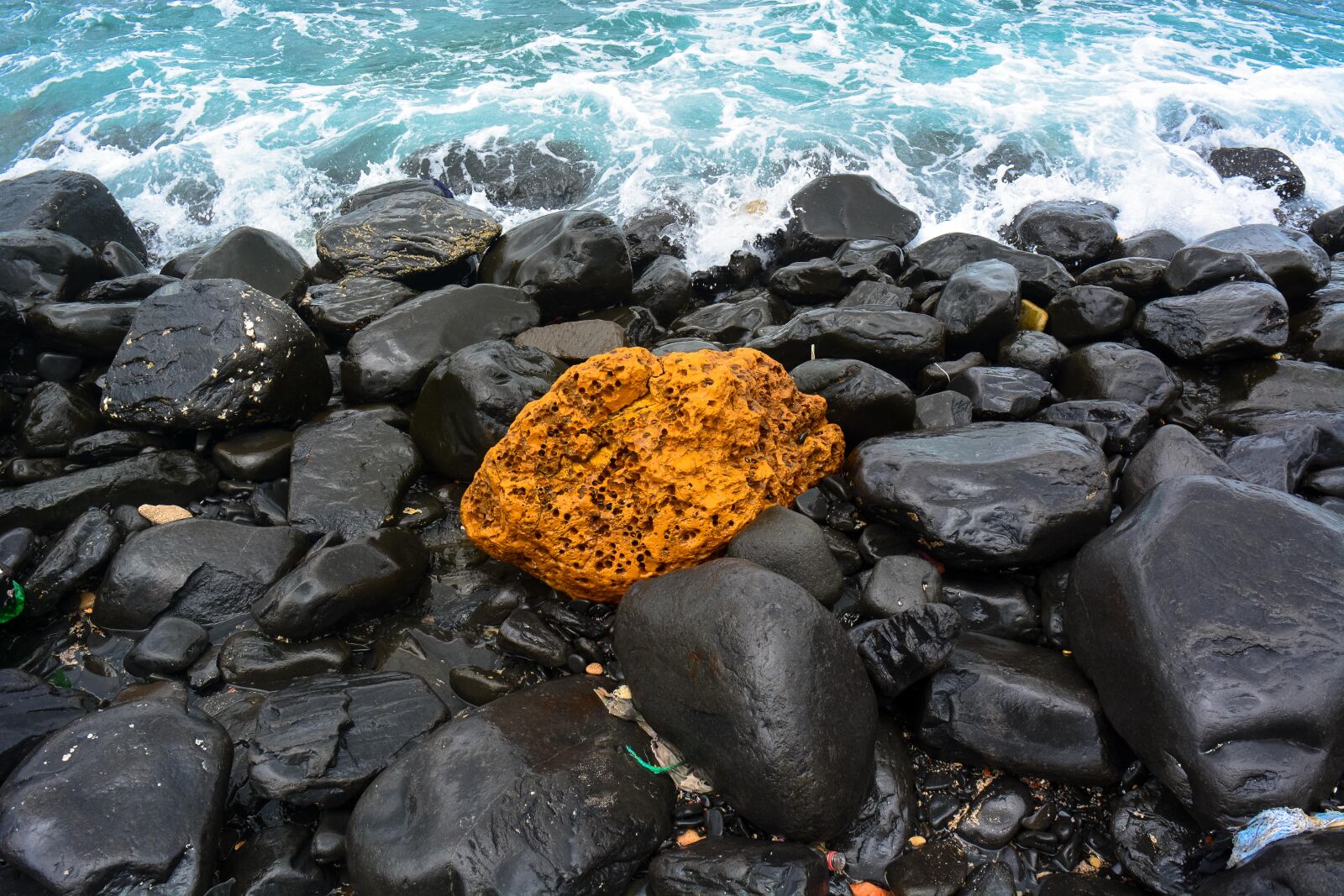 Nikon D5200 sample photo. Pebbles, rock, sea, water photography