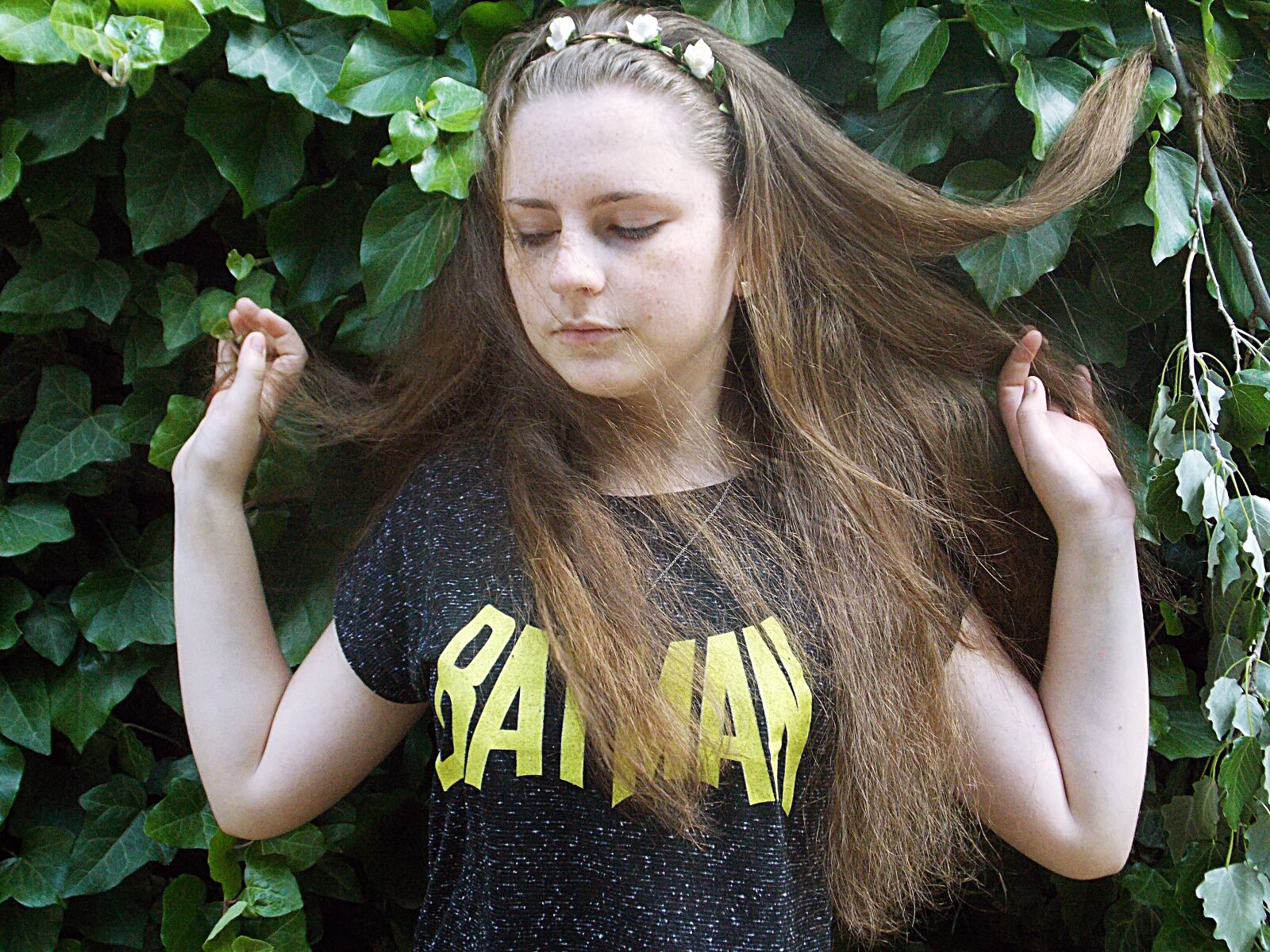 Nikon Coolpix L810 sample photo. Girl, sensitive, green photography