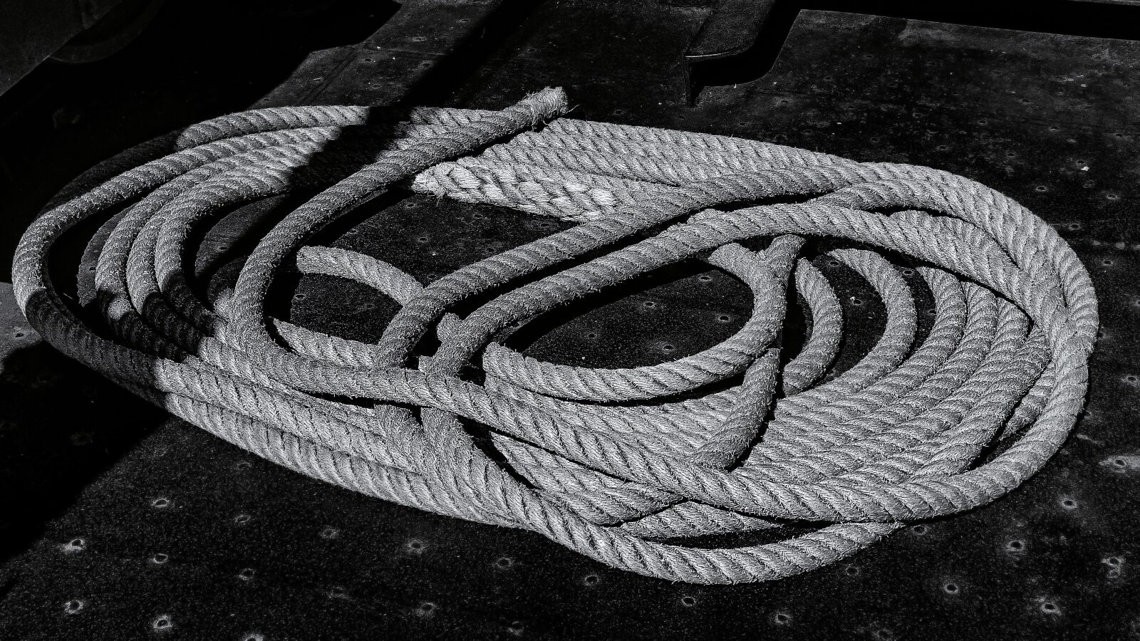 Olympus OM-D E-M10 sample photo. Rope, black and white photography