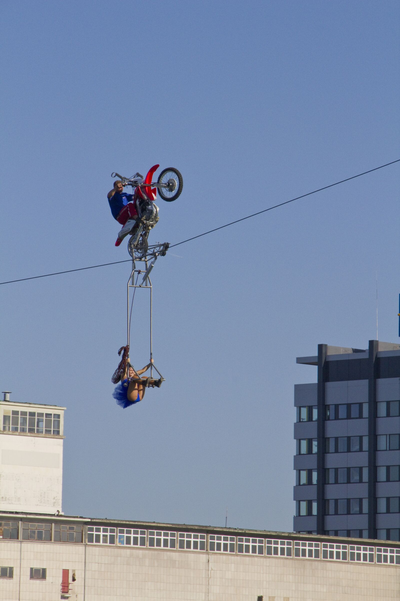 Canon EOS 550D (EOS Rebel T2i / EOS Kiss X4) sample photo. High-wire artist, motorcycle, rope photography