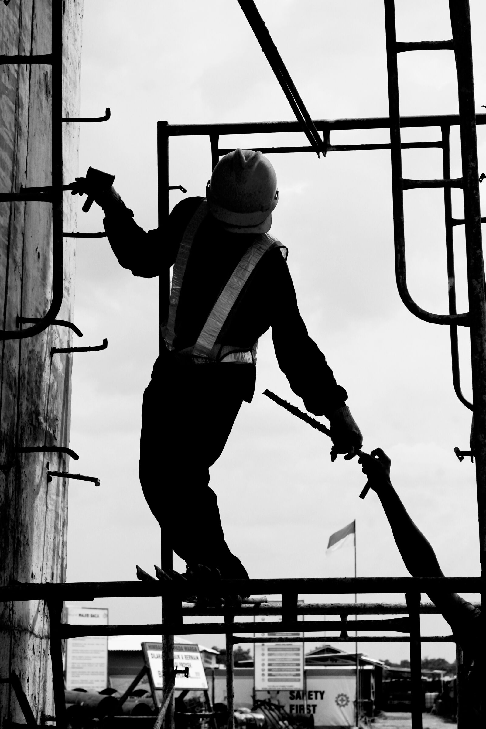 Canon EOS 60D + Canon EF 50mm F1.8 II sample photo. Construction, worker, concrete photography