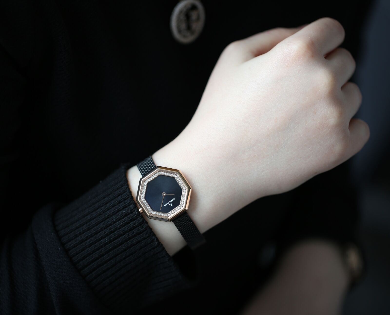 Canon EF 100mm F2.8L Macro IS USM sample photo. Woman, time, jewelry photography