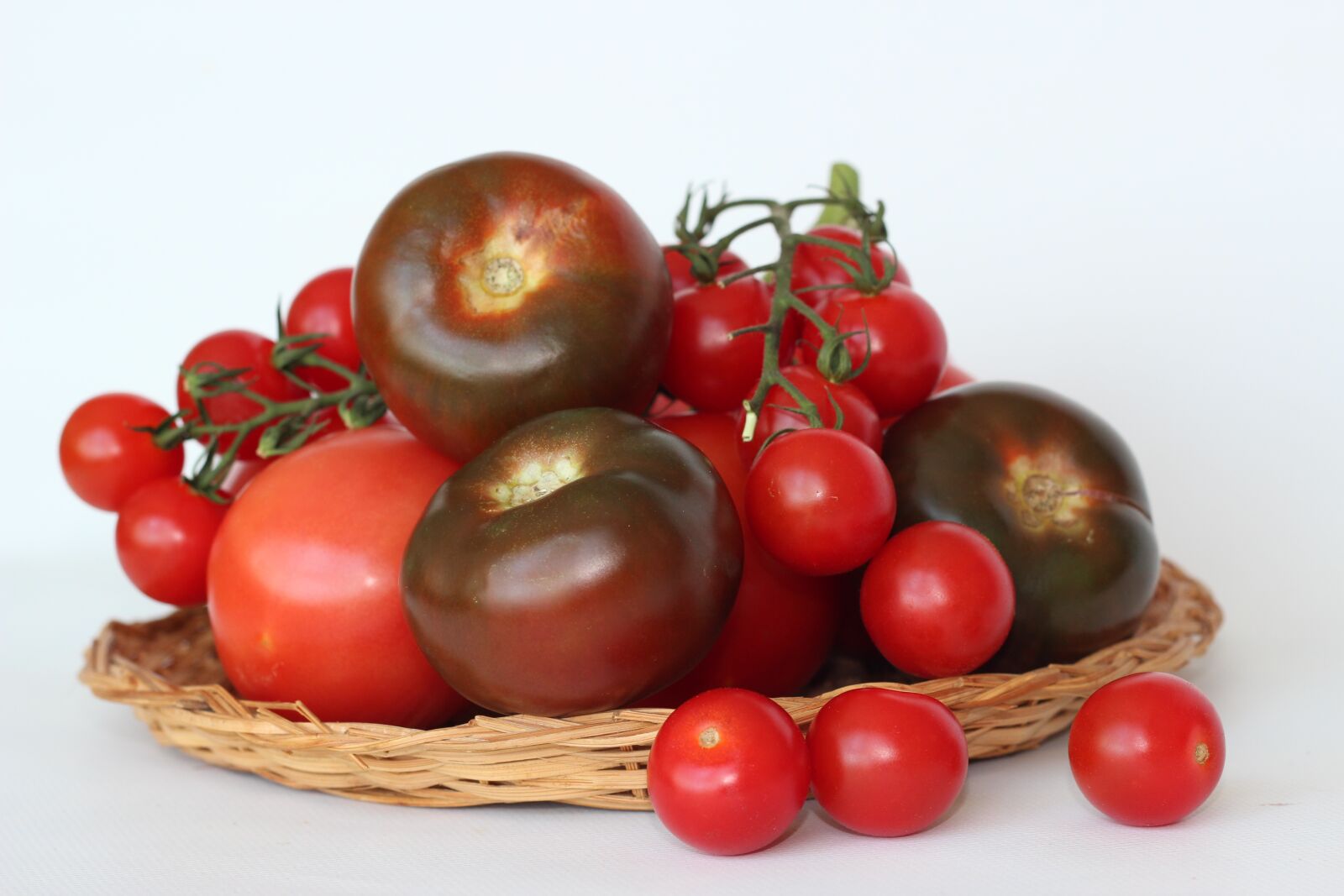 Canon EOS 600D (Rebel EOS T3i / EOS Kiss X5) + Canon EF 50mm F1.8 II sample photo. Tomatoes, red, tomato photography