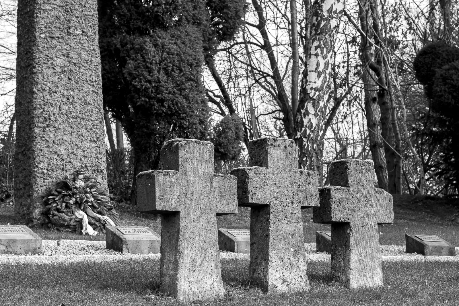 Canon EOS 600D (Rebel EOS T3i / EOS Kiss X5) + Canon EF 50mm F1.8 II sample photo. War graves, grave, cemetery photography