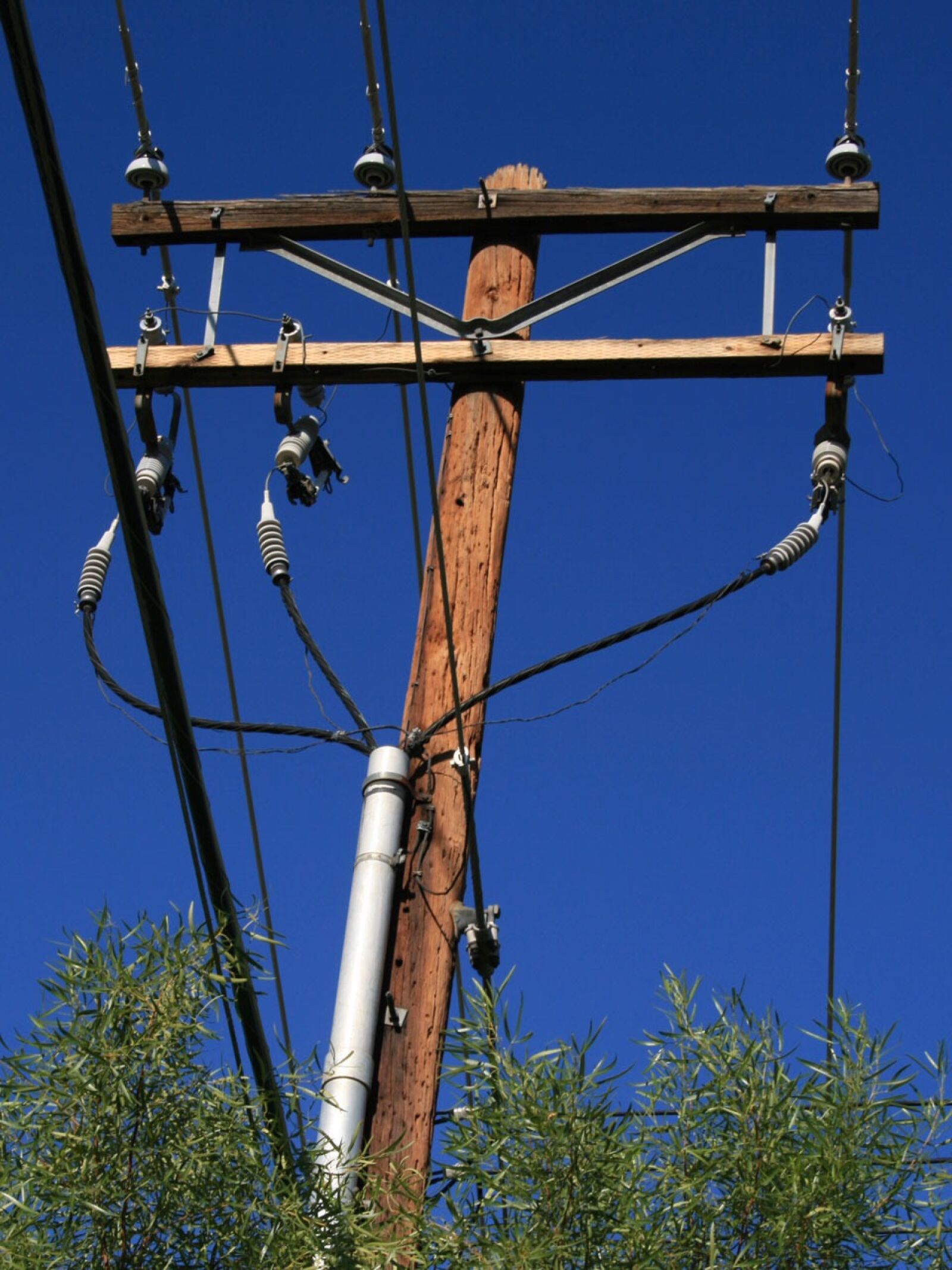 Canon EOS 400D (EOS Digital Rebel XTi / EOS Kiss Digital X) sample photo. Power, pole, electricity photography
