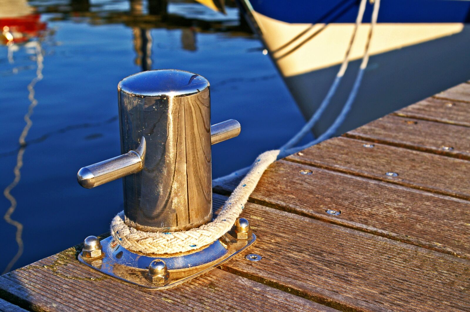 Pentax *ist DL2 sample photo. Bollard, mooring, jetty photography