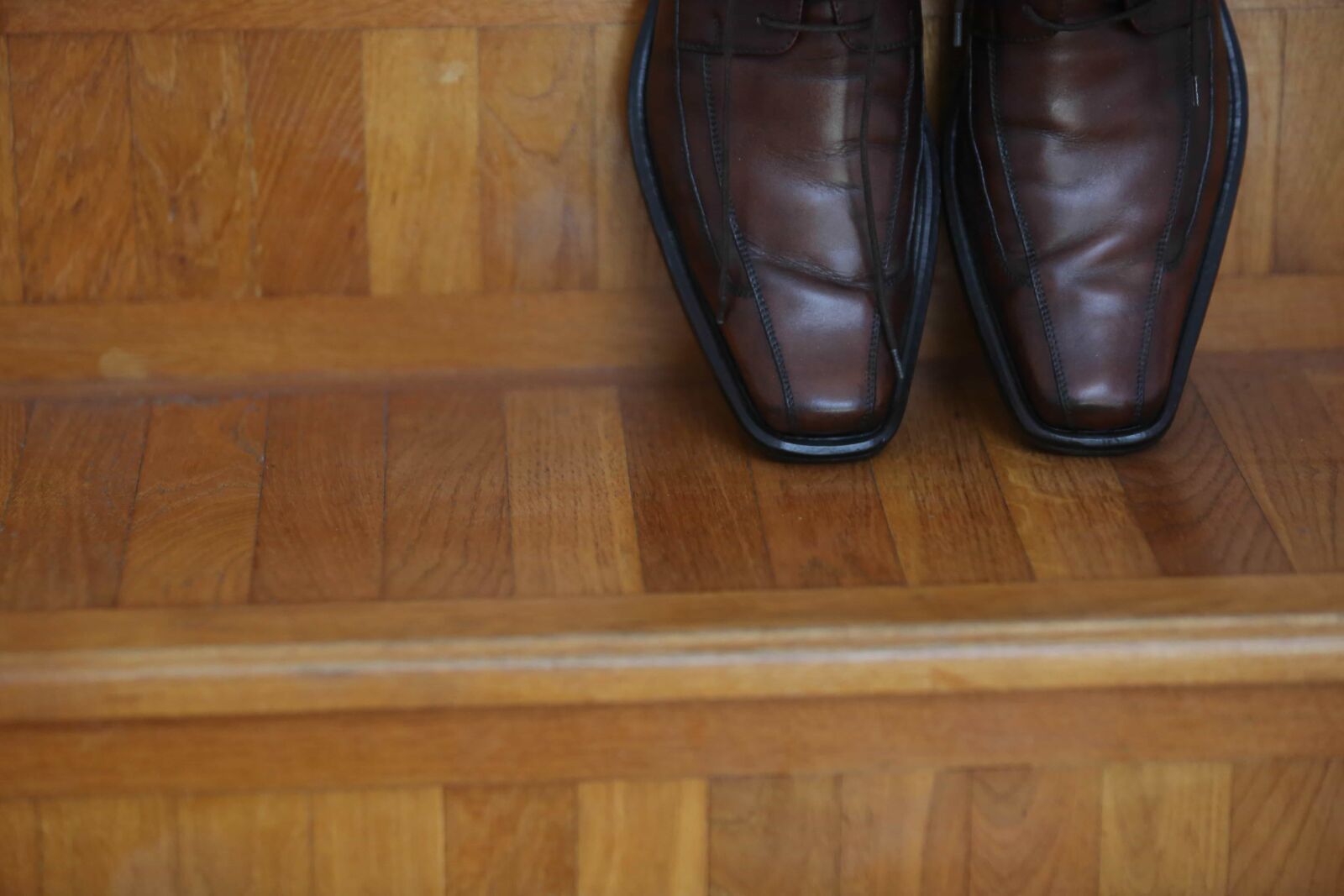 Canon EF 70-200mm F2.8L IS USM sample photo. Glamour, leather, shoes, staircase photography