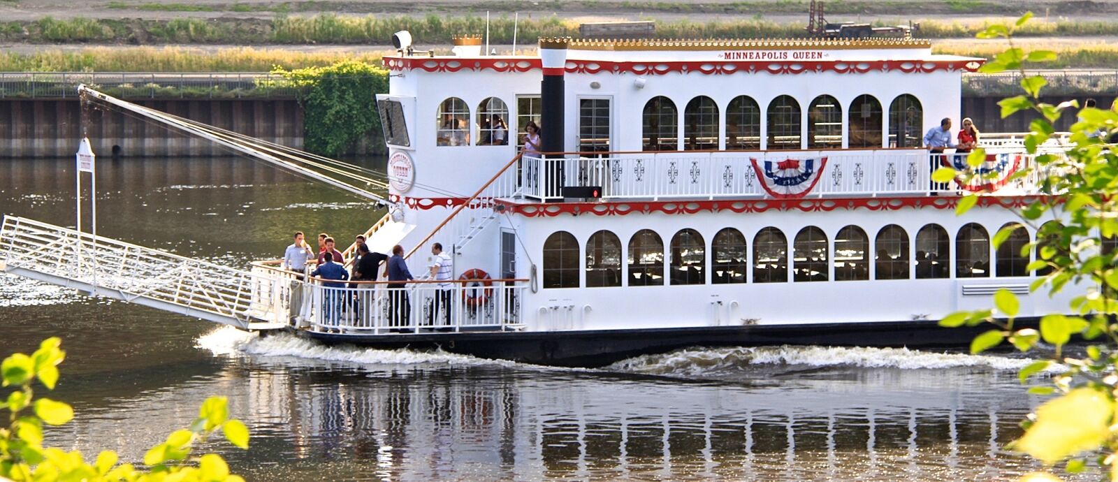 Canon EOS 500D (EOS Rebel T1i / EOS Kiss X3) sample photo. Riverboat, nautical, river photography