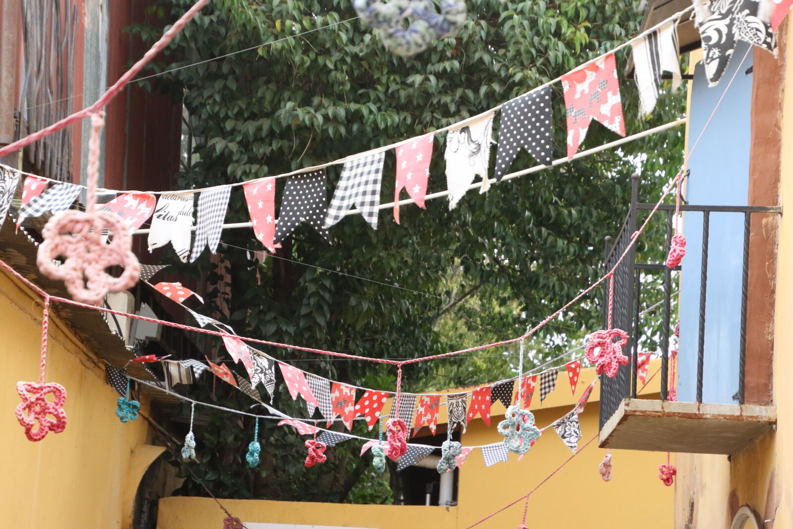 Canon EOS 7D Mark II sample photo. Balcony, banting, banting, flags photography
