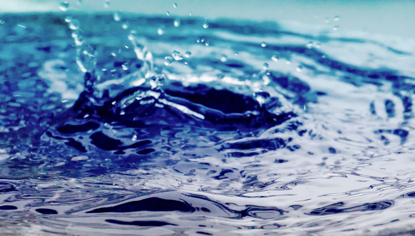 Sony Alpha a5000 (ILCE 5000) sample photo. Rain barrel, water, drip photography