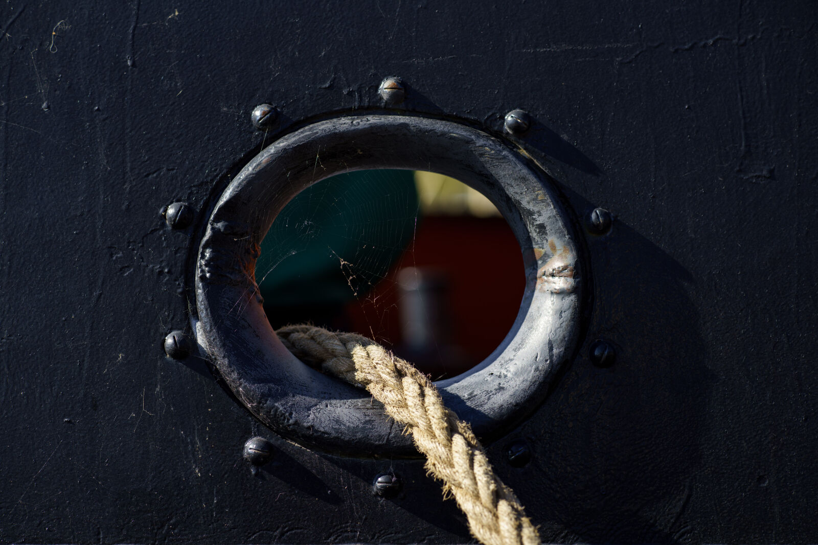 Sony a7R IV + Samyang AF 85mm F1.4 II sample photo. The boat rope photography