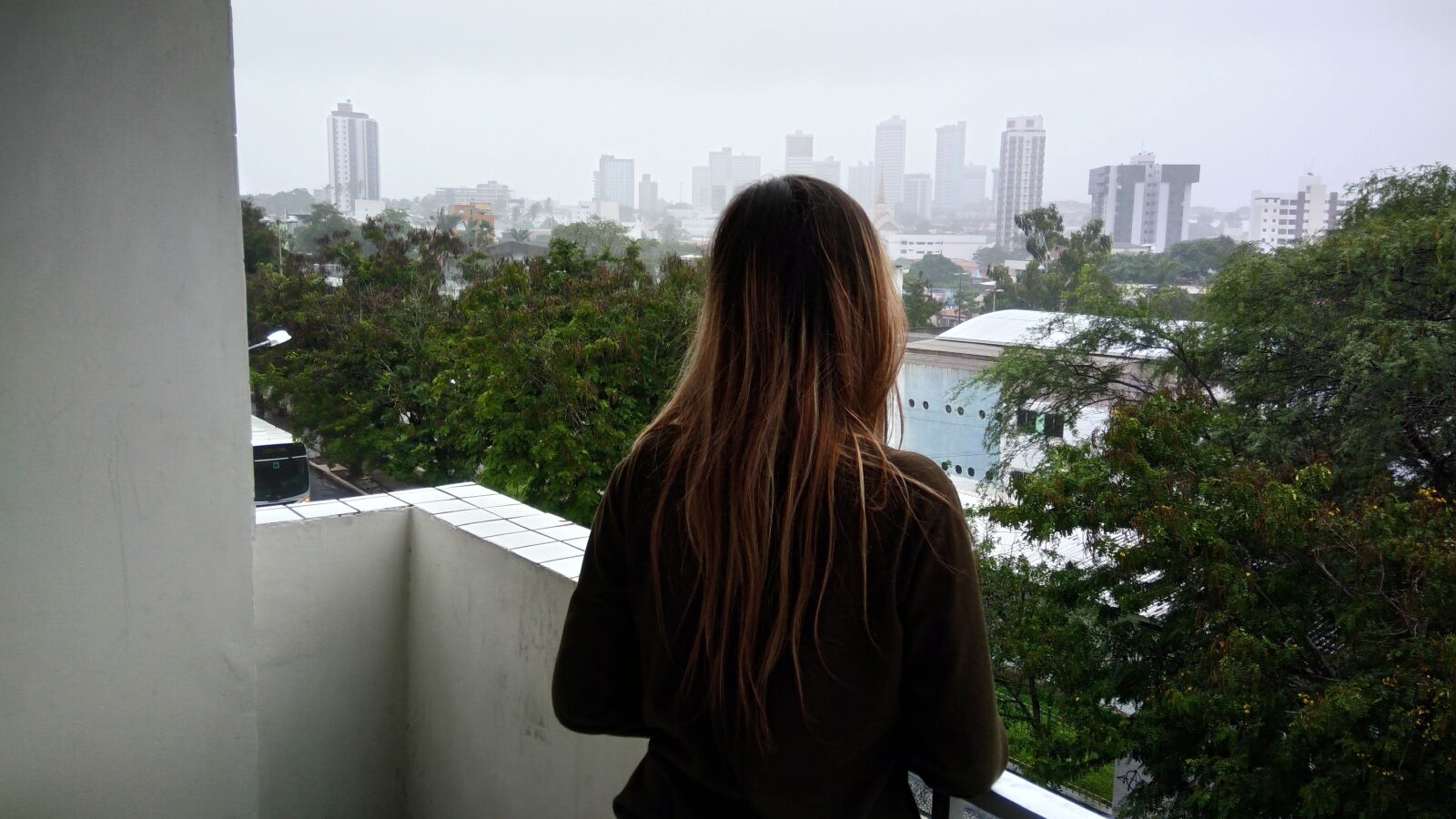 QCOM-AA QCAM-AA sample photo. Girl on the balcony photography