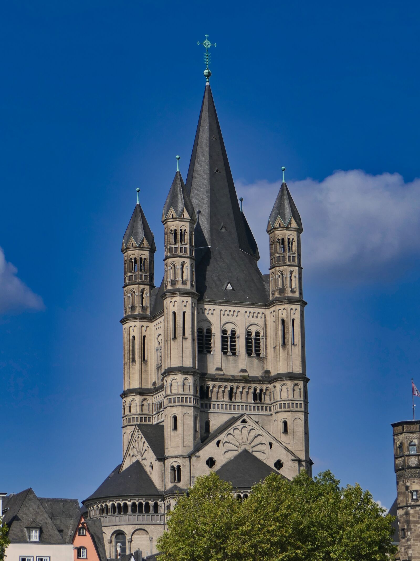 Panasonic Lumix DMC-FZ2500 (Lumix DMC-FZ2000) sample photo. Cologne, church, large st photography