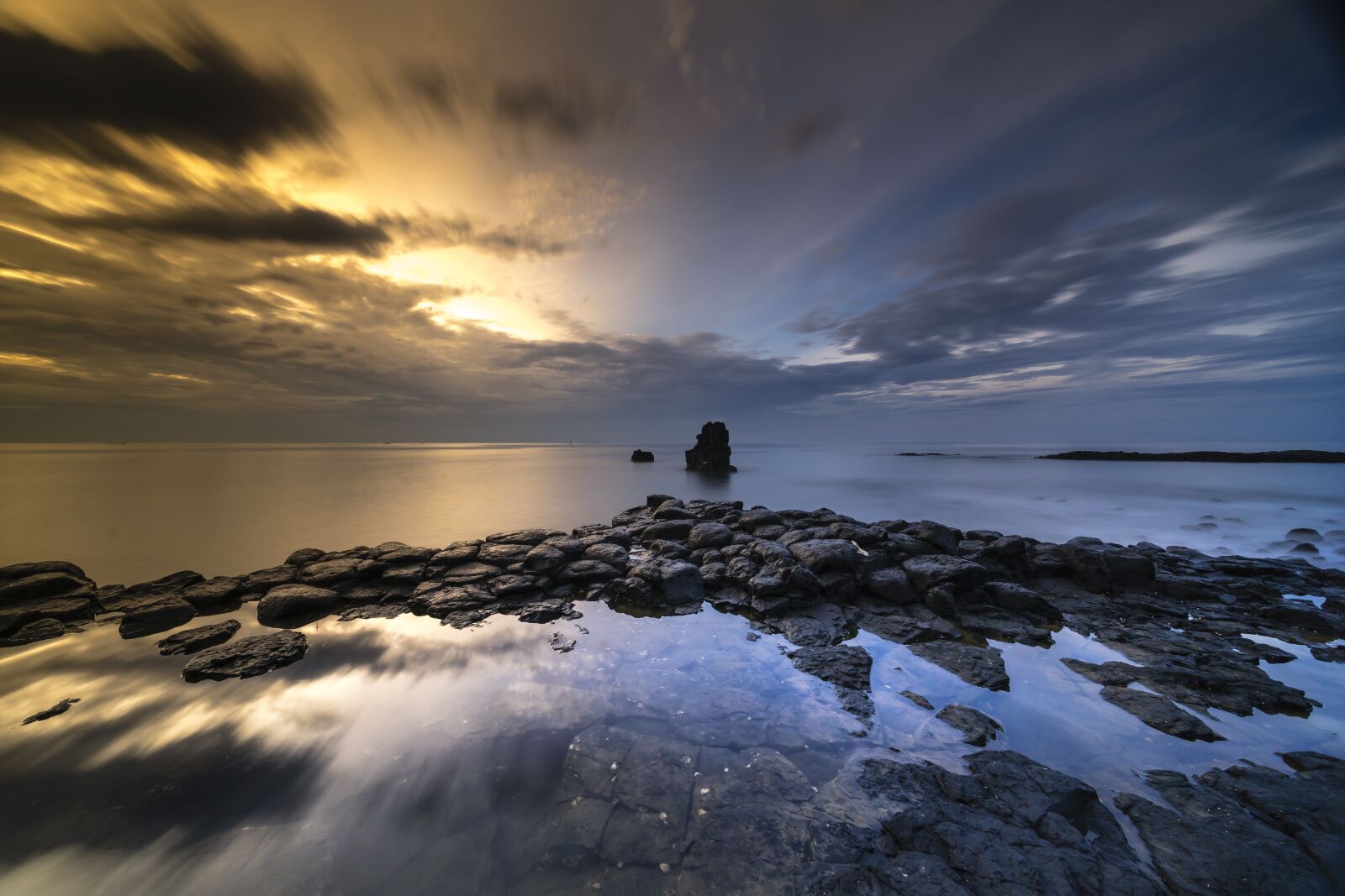 Voigtlander ULTRA WIDE-HELIAR 12mm F5.6 III sample photo. Volcanic rock, coral, adventure photography