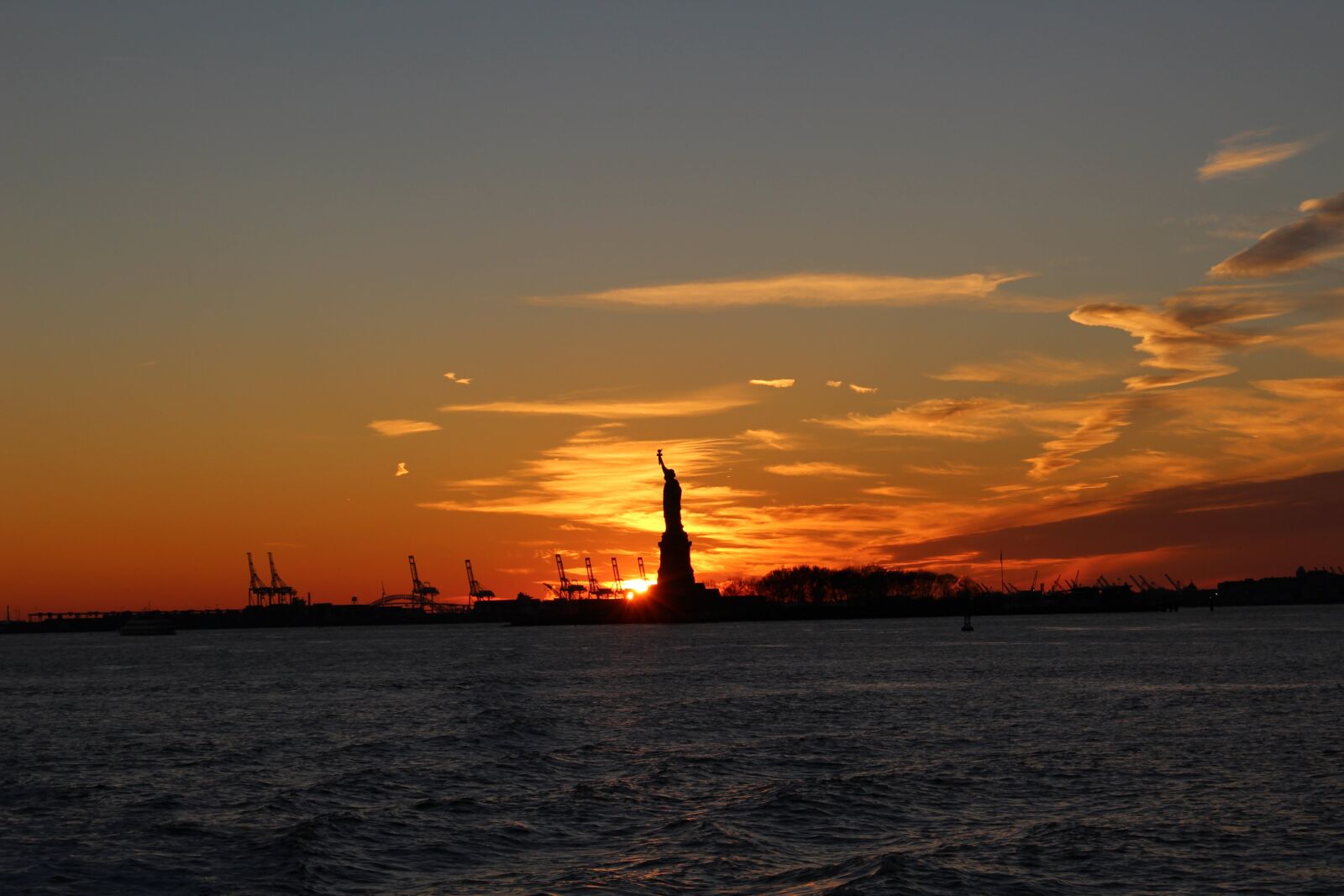 Canon EOS 100D (EOS Rebel SL1 / EOS Kiss X7) + Canon EF-S 18-55mm F3.5-5.6 IS STM sample photo. Statue, of, liberty, sunset photography