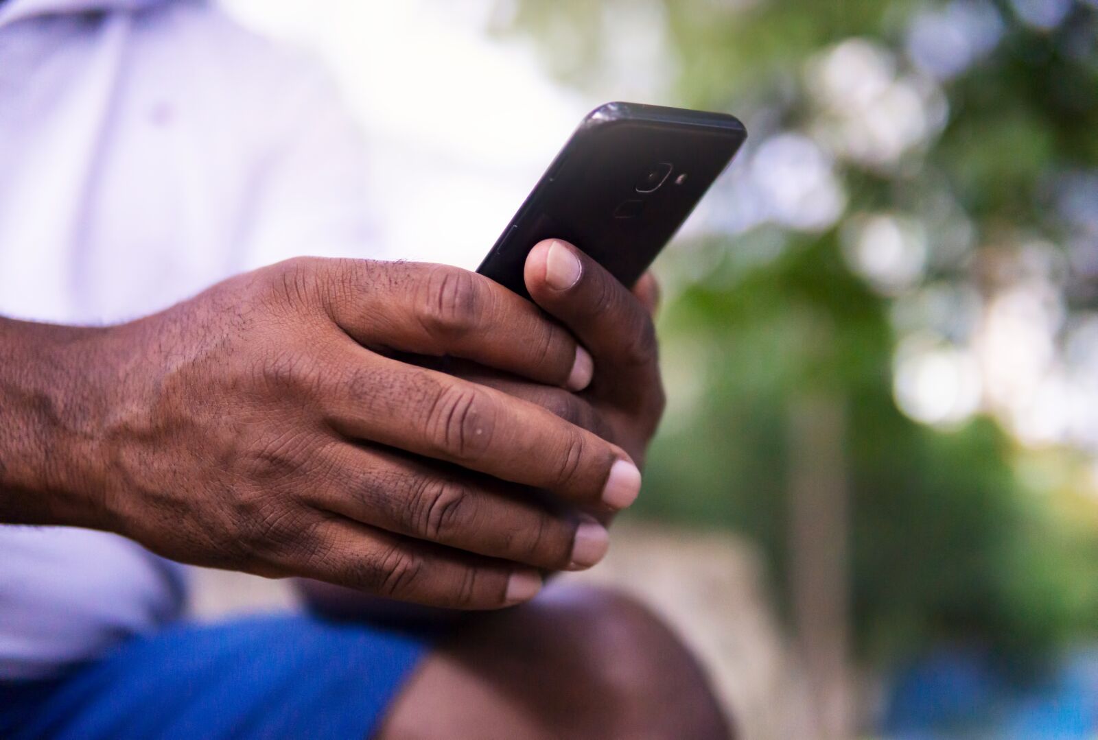 30mm F1.4 DC DN | Contemporary 016 sample photo. African american, phone, cell photography