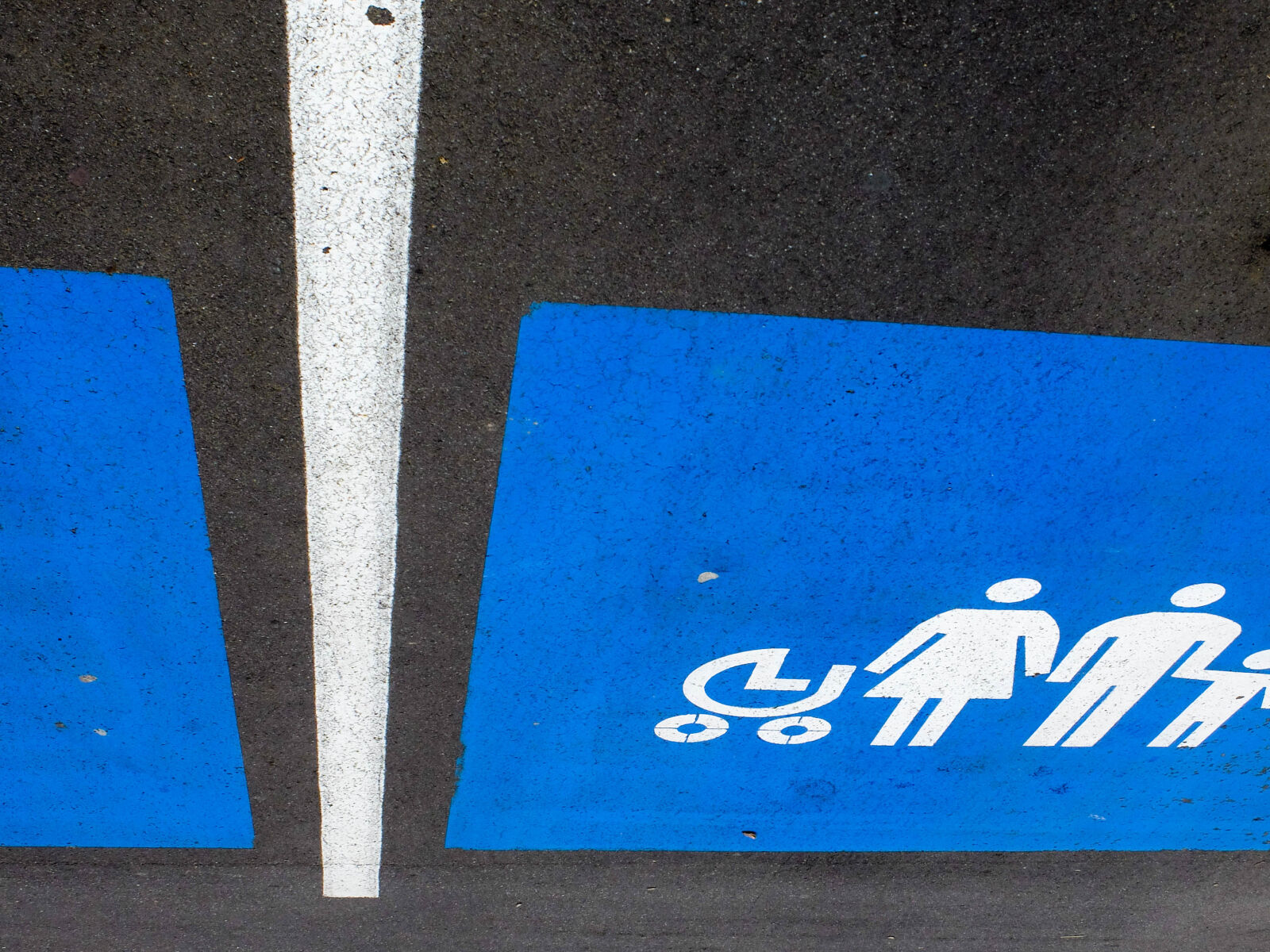 Fujifilm X30 sample photo. Blue, car, family, ikea photography