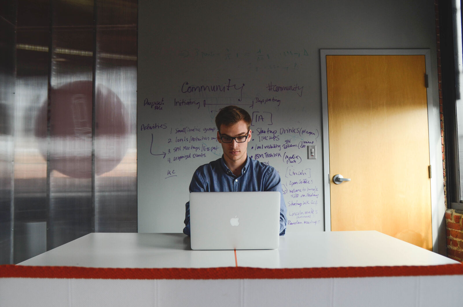 Nikon D7000 sample photo. Hero, laptop, minimal, office photography