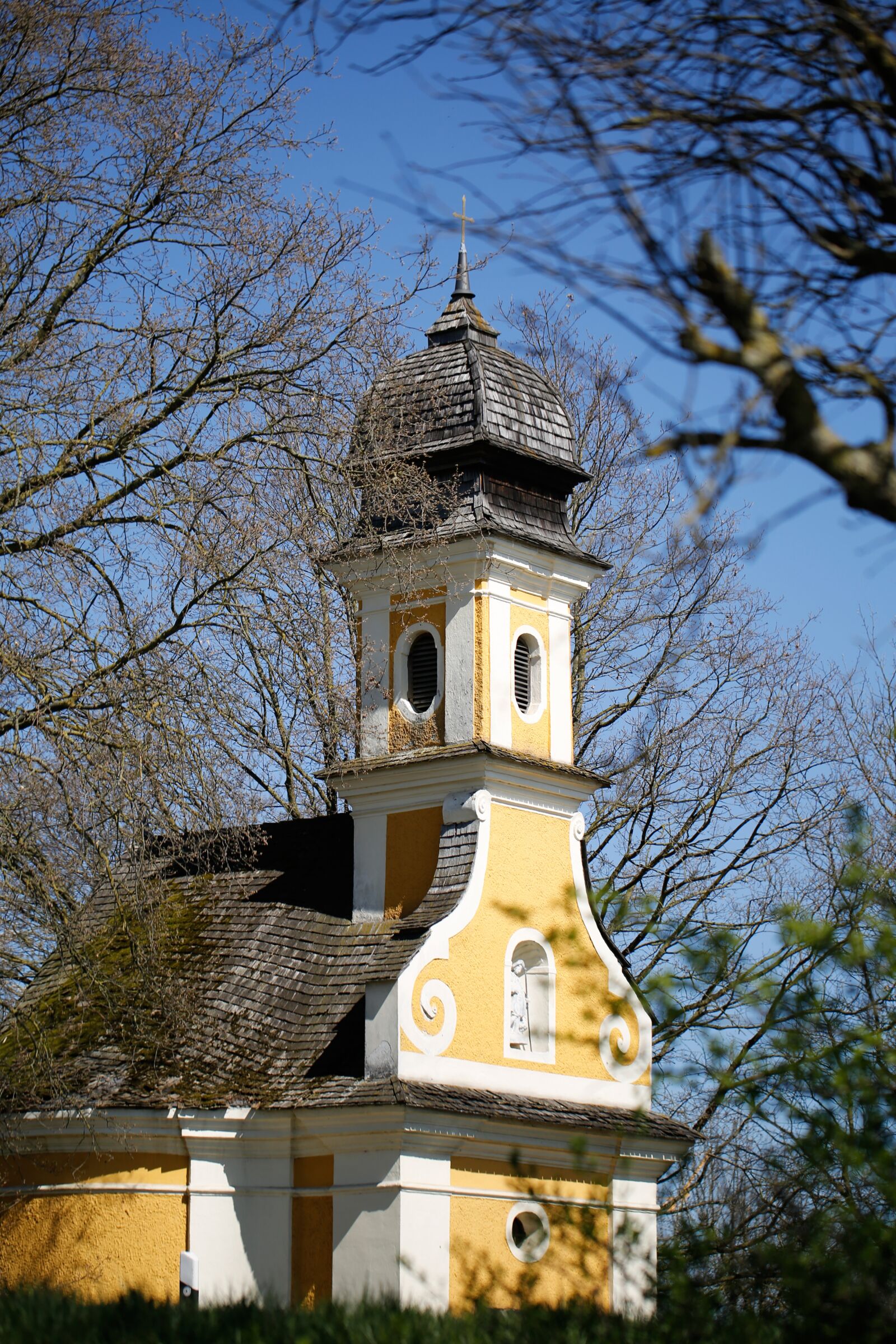 Canon EF 100mm F2.8L Macro IS USM sample photo. Chapel, house, substantiate photography