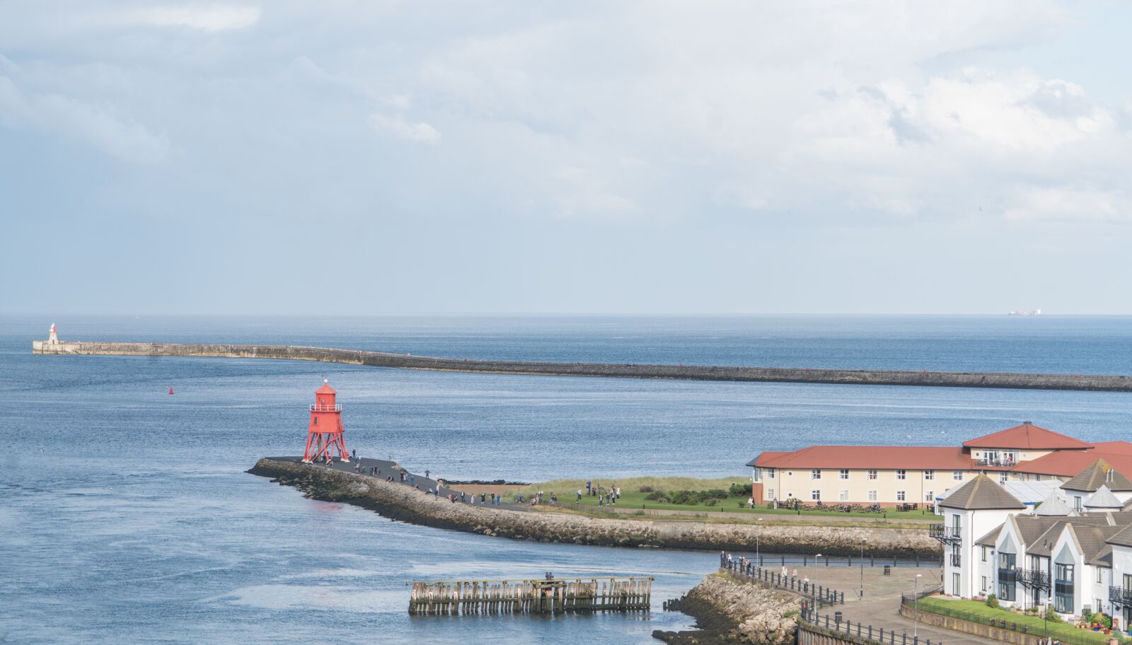 Sony a7R II + Sony FE 24-240mm F3.5-6.3 OSS sample photo. Tynemouth lighthouse, herd sands photography