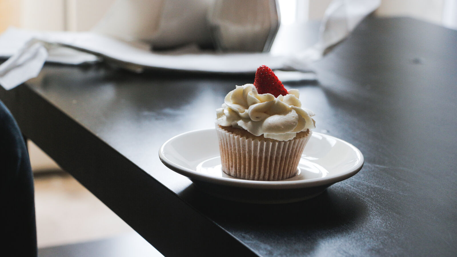 Canon EOS 700D (EOS Rebel T5i / EOS Kiss X7i) sample photo. Cream, cupcake, muffin, strawberry photography