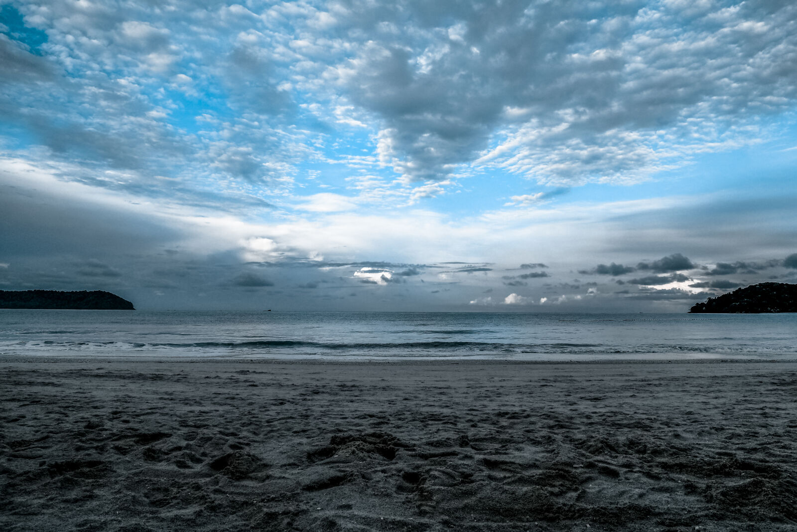 Saumsun NX 16-50mm F2-2.8 S ED OIS sample photo. Sea, landscape, sky, beach photography