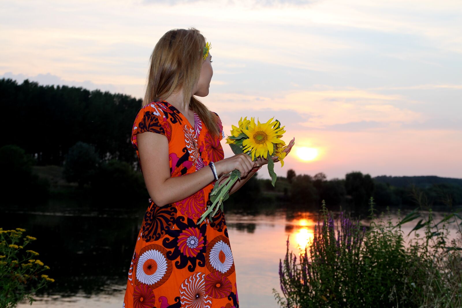 Canon EOS 700D (EOS Rebel T5i / EOS Kiss X7i) sample photo. Girl, sunset, sunflower photography