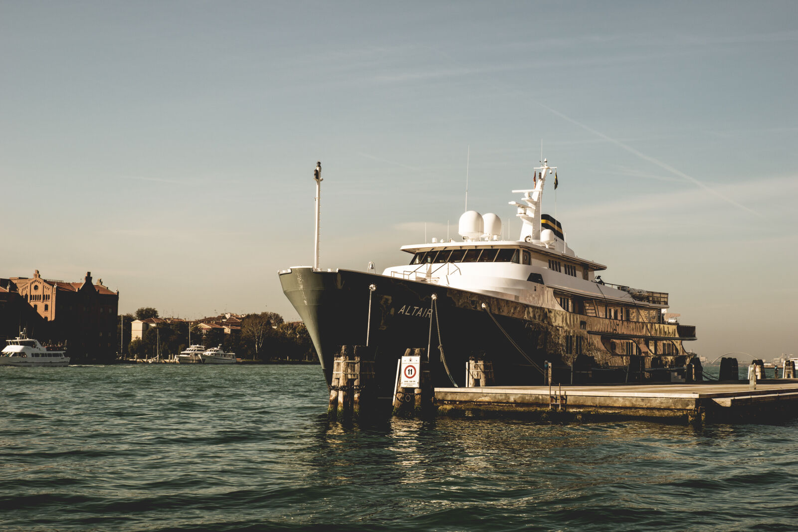 24-70mm F2.8-2.8 SSM sample photo. Italy, ship, venice, water photography