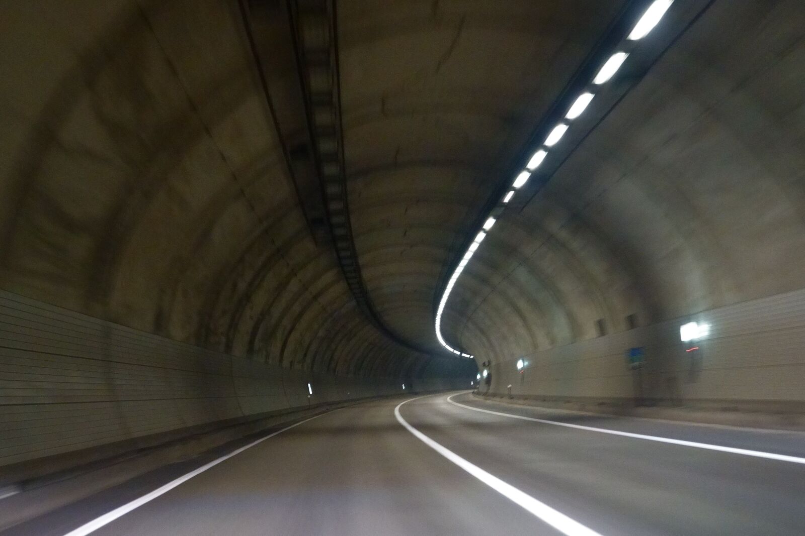 Sony FE 24-105mm F4 G OSS sample photo. Tunnel, korea, subway photography