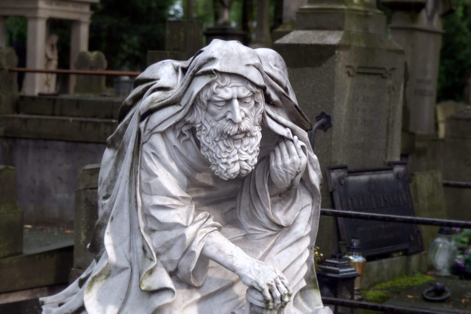 Pentax K-S2 sample photo. Sculpture, old man, cemetery photography