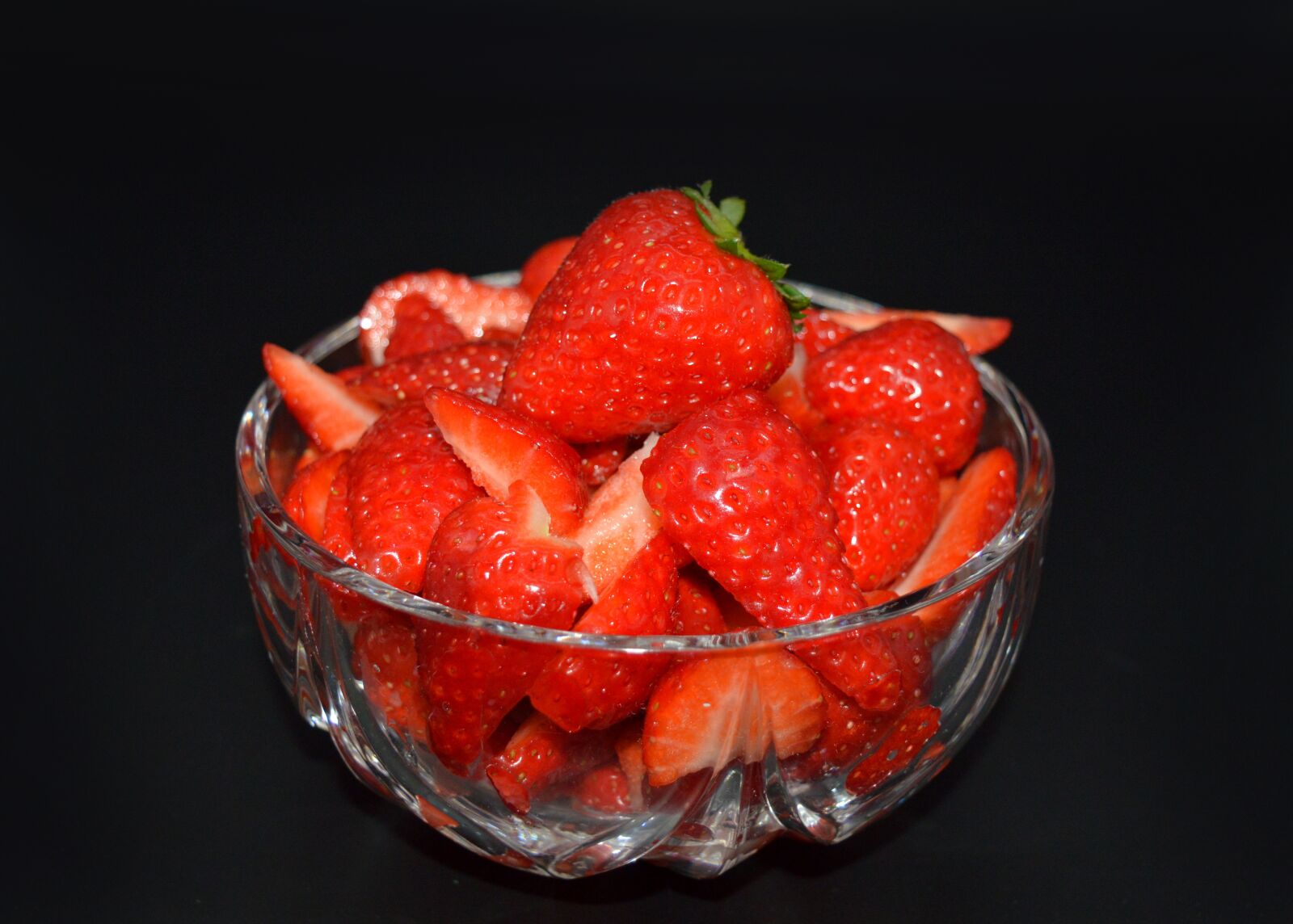 Nikon D3200 sample photo. Strawberries, glass bowl, bowl photography