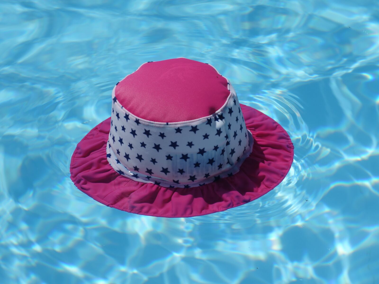 Sony Cyber-shot DSC-RX100 II sample photo. Coneflower, water, pool photography