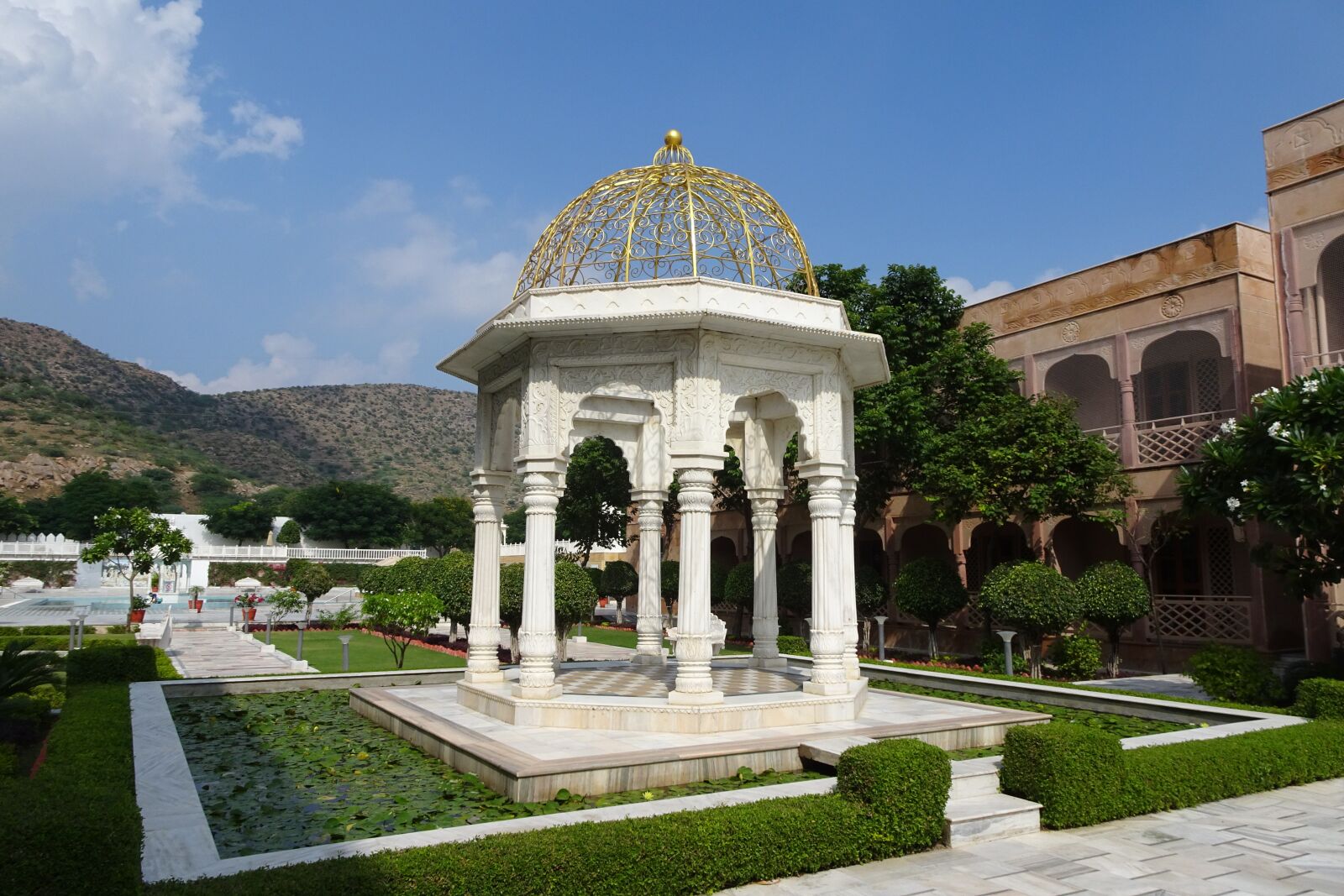 Sony Cyber-shot DSC-HX90V sample photo. Gazebo, canopy, garden photography