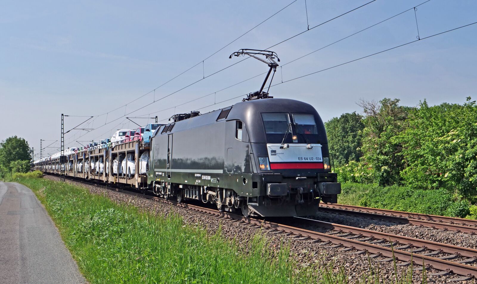 Panasonic Lumix DC-G9 sample photo. Car train, pkw, railway photography