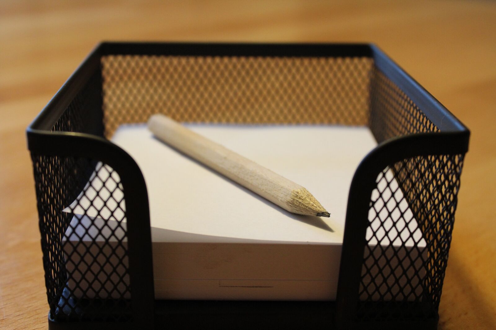 Canon EOS 1200D (EOS Rebel T5 / EOS Kiss X70 / EOS Hi) sample photo. Zettelbox, note, pencil photography