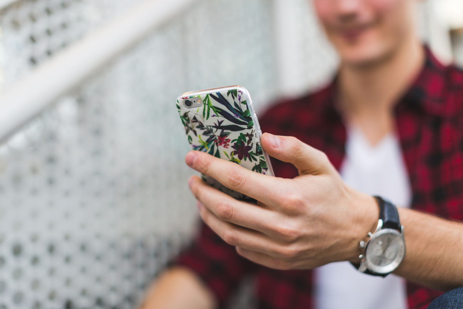 Canon EF 50mm F1.2L USM sample photo. Person, holding, smartphone, near photography