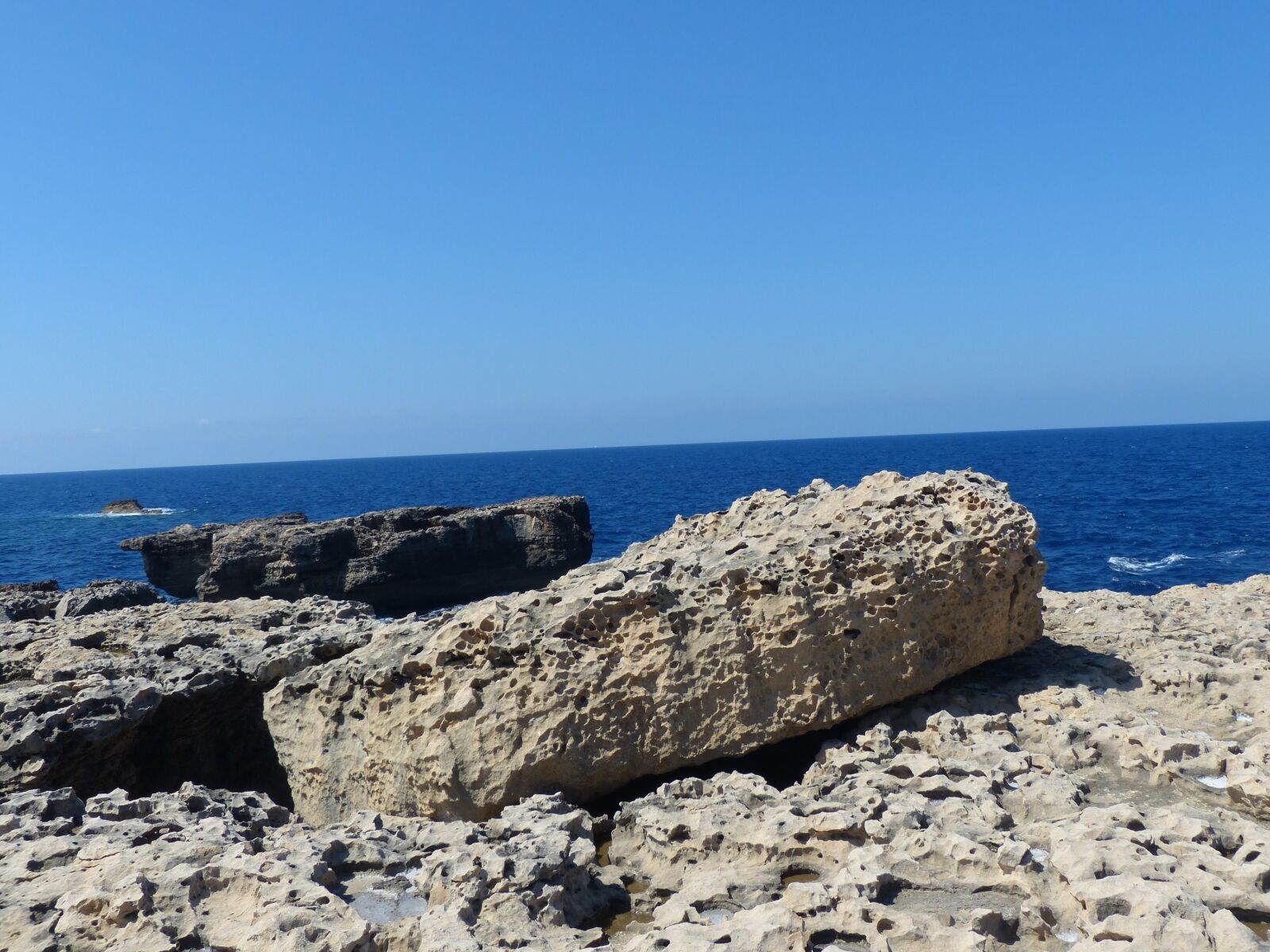 Panasonic Lumix DMC-FZ200 sample photo. Gozo, malta, sea photography