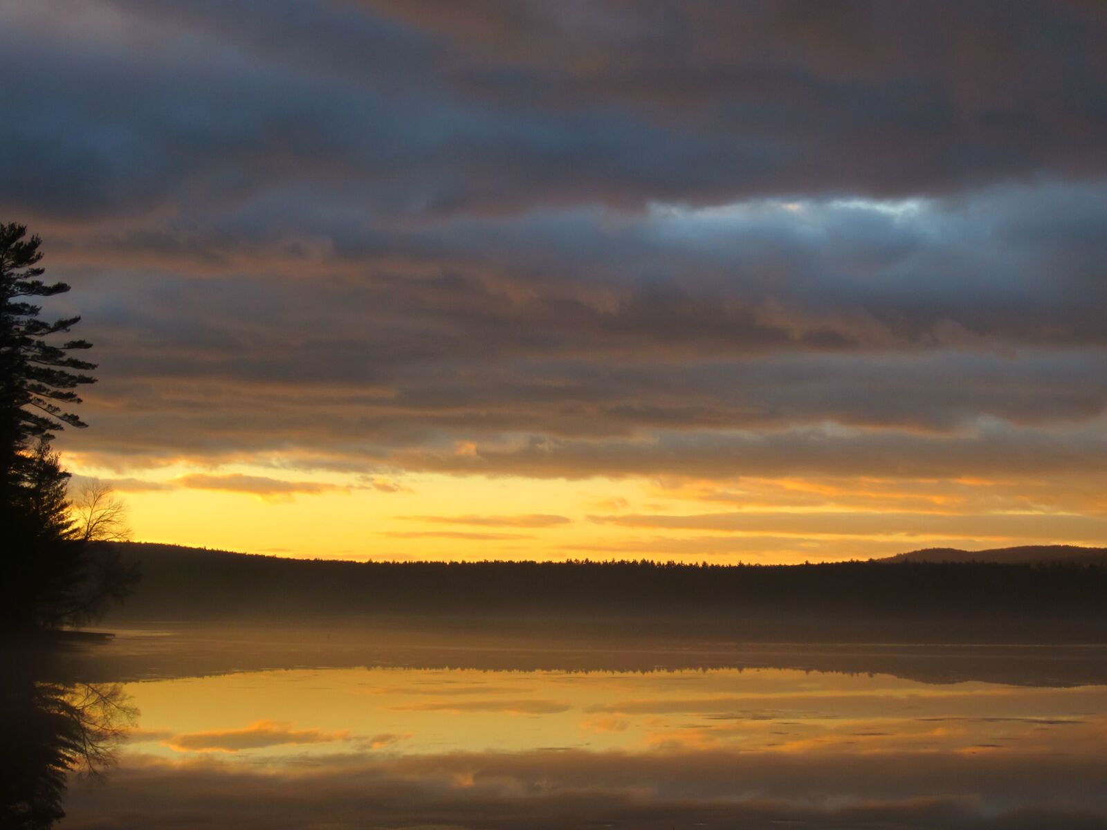 Canon PowerShot ELPH 300 HS (IXUS 220 HS / IXY 410F) sample photo. Fog, mist, sunrise, lake photography
